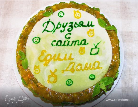 Можно просто украсить листиками мяты.Хотя вкус марципана очень гармонично вписался в общую гамму:))А можно сделать так:корж разрезать на три части и после застывания желе накрыть третьим коржом.А сверху всё что угодно:марципановую массу,шоколад,взбитые сливки..всё это будет хорошо сочетаться:))