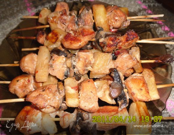 Выложить все на противень и запекать до корочки периодически поливая оставшимся маринадом.
Приятного аппетита!