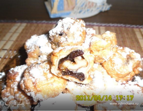 Чернослив залить горячей водой и оставить для набухания.Как набухнет внутрь положить орешек
Приготовить кляр: яйцо перемешать  с сахаром и молоком и добавить столько муки,чтобы тесто было как на оладьи.
Чернослив обмакнуть в тесто и обжарить на сильно разогретом масле до золотистого цвета.Выложить на салфетку бумажную,чтобы удалить масло.Подавая к столу посыпать сахарной  пудрой.
Притного аппетита!