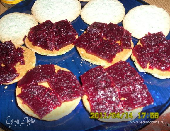 Еще у меня оставалось готовое смородиновое желе.Поэтому половину печенек я прослоила еще и им.