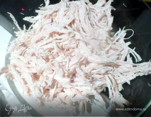 Куриную грудку залить 1 литром воды. Посолить и отварить до полной готовности курицы. Бульон процедить– его мы используем позже, а курицу нащипать волокнами. 

