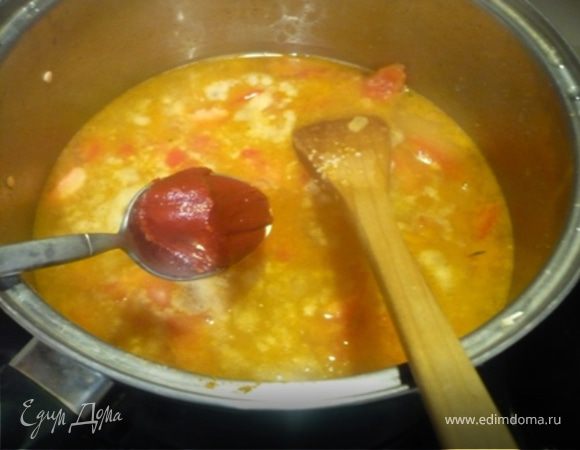 Добавить помидор, куриный бульон из под грудок, куриный кубик, чечевицу и томатную пасту. Довести до кипения. Добавить чили, сельдерей и морковку. Посолить и поперчить. Поварить 15 мин. без крышки на маленьком огне. Затем накрыть крышкой и варить еще 20 мин. или до мягкости овощей. 

