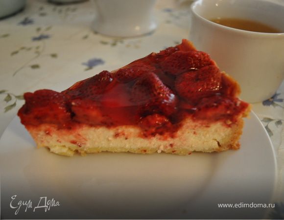 После того, как пирог остыл, выложить клубнику, щедро посыпать сахарной пудной и залить ее в два прихода желе. Поставить в холодильник на 20 минут и наслаждаться! 
   
