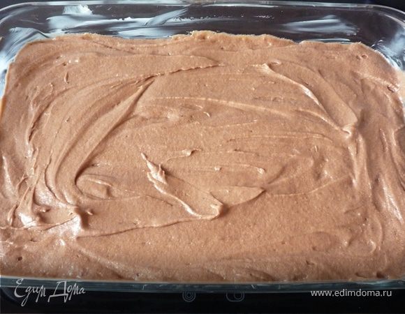 Малину оставить размораживаться. Масло, ванильный сахар и 125г сахара смешать миксером до кремообразного состояния. По одному вмешать яйца. Смешать муку, какао
и разрыхлитель, поочередно с молоком вмешать в тесто. Выложить тесто в прямоугольную форму, смазанную маслом. Выпекать в разогретой до 175°C духовке 25-30 минут.
Остудить.