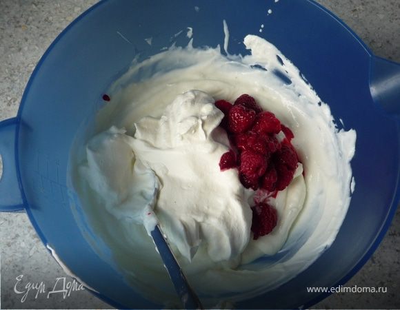 Из 100г малины сделать пюре и пропустить через сито. Замочить желатин в холодной воде. Творог, 100г сахара и лимонный сок смешать. На медленном огне растопить 2 
пластинки желатина, добавить немного малинового пюре, перемешать венчиком. Затем эту массу вмешать в основное малиновое пюре. Растопить оставшийся желатин, добавить
творожной массы, перемешать, затем добавить смесь в творог. Поставить массу ненадолго в холодильник. Тем временем взбить сливки и вмешать в застывающий творог.
Добавить 50 г малины.