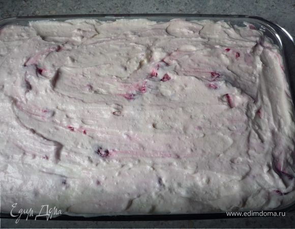 Выложить творожный крем в форму...