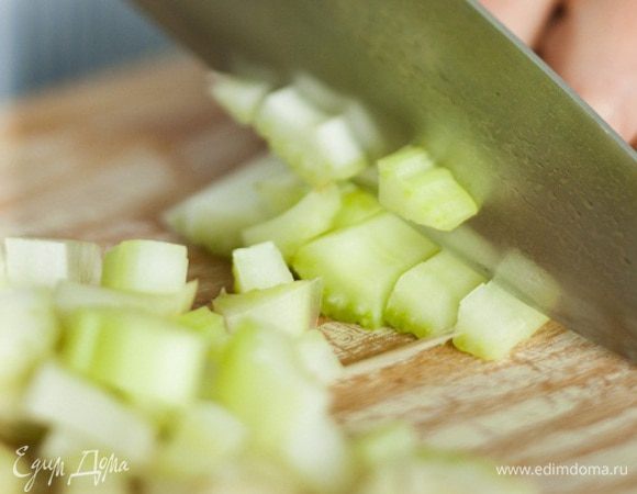 Лук-порей, почищенную луковицу и сельдерей крупно нарезать, отправить в кастрюлю, добавить душистый перец, залить литром холодной воды и сварить бульон.