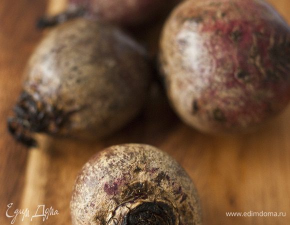 Свеклу тщательно вымыть и почистить, нарезать кружками толщиной 3-5 мм и выложить в один слой на противень.