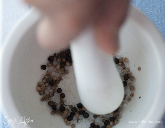  Щепотку соли истолочь в ступке со щепоткой черного перца и присыпать этой смесью свеклу.