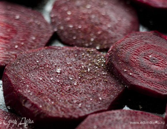 Поставить противень в разогретую духовку и запекать до готовности минут 25−30.