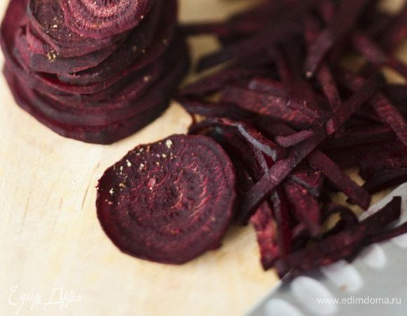 Запеченную свеклу нарезать тонкими полосками, выложить на дно суповой миски, залить бульоном, добавить сметану.