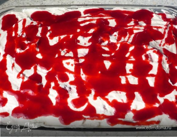 ...сверху малиновое пюре. Поставить в холодильник минимум на 3 часа, лучше на ночь.