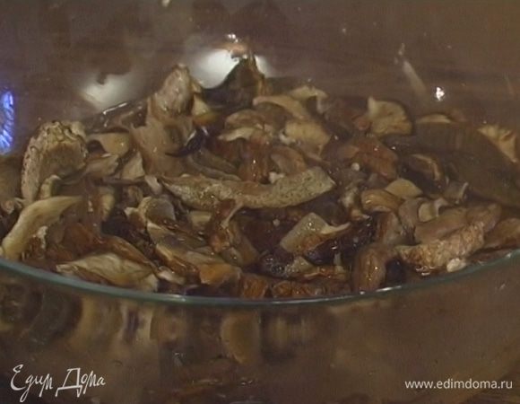 Грибы залить литром кипятка, оставить на 20 минут.