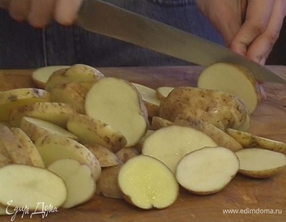 Картофель тщательно вымыть (лучше щеткой) и нарезать ломтиками толщиной 5 мм.