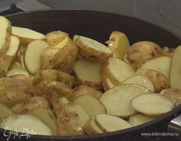 Выложить в сковороду картошку и жарить минут 5−7.
