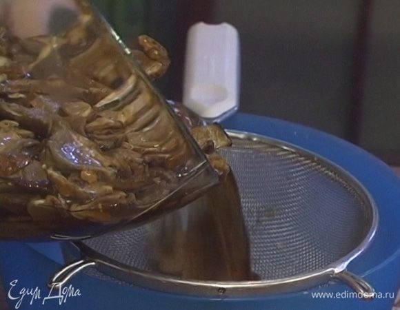 Процедить грибы, бульон сохранить.