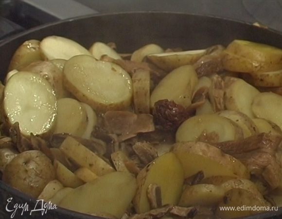 Добавить грибы к картошке и через 1−2 минуты влить туда же бульон. Тушить 10−12 минут под крышкой.