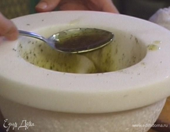 Сделать заправку, растерев в ступке майоран, прованские травы, соль, перец и оставшееся растительное масло.