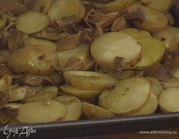 Смазать дно противня половиной заправки, выложить картошку с грибами, полить оставшейся заправкой.