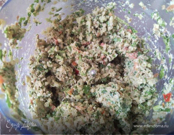 Приготовить заправку. Грецкие орехи, чеснок, кинзу, нарезанный стручковый перец, соль измельчить в блендере, добавить уксус.