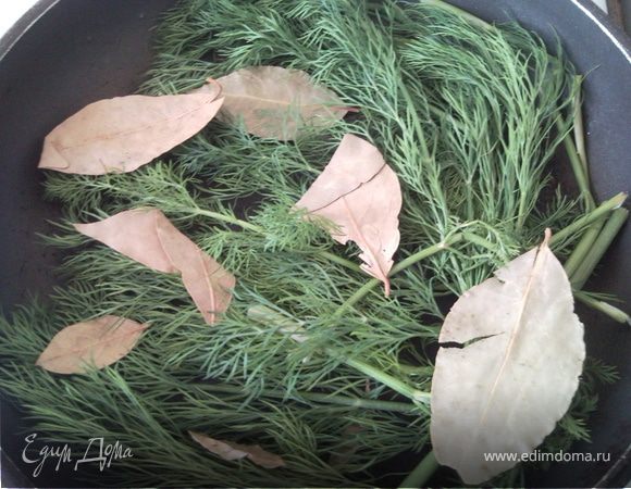 На глиняную сковороду положить листья лавровишни и сделать подушку из зелени.