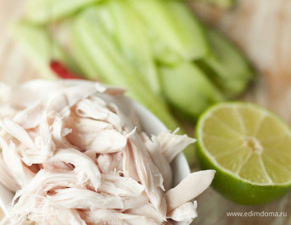 С курицы снять кожу, мясо отделить от костей и разобрать его на длинные тонкие волокна.