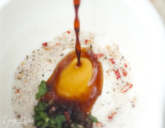 Приготовить заправку: черный перец, чили, сахар и соль растереть в ступке, добавить мяту, сок лайма, соевый соус и кунжутное масло, перемешать.