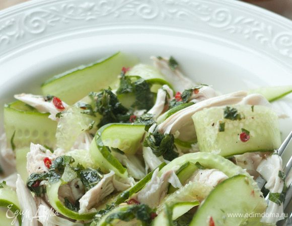 Соединить мясо курицы с огурцами, влить заправку и все перемешать. Сразу же подавать на стол.