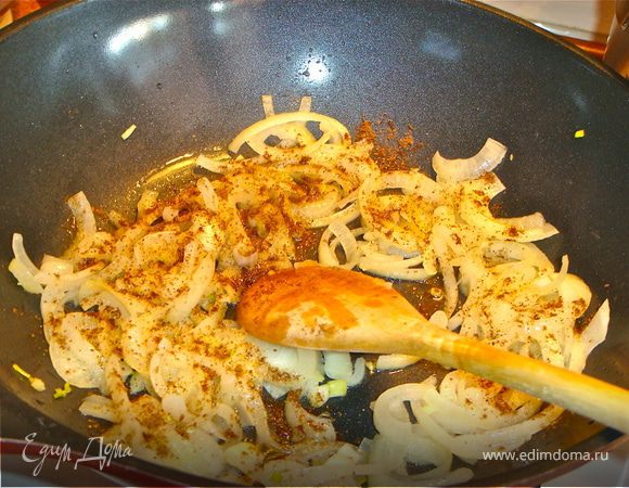 В это время нарезать лук полукольцами и обжарить его в масле. Всыпать "берберскую смесь" и обжаривать еще 10 мин., помешивая, пока лук не станет поджаристым и хрустящим.