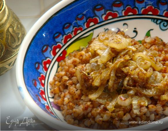 Подавать горячую кашу, выложив сверху обжаренный лук.