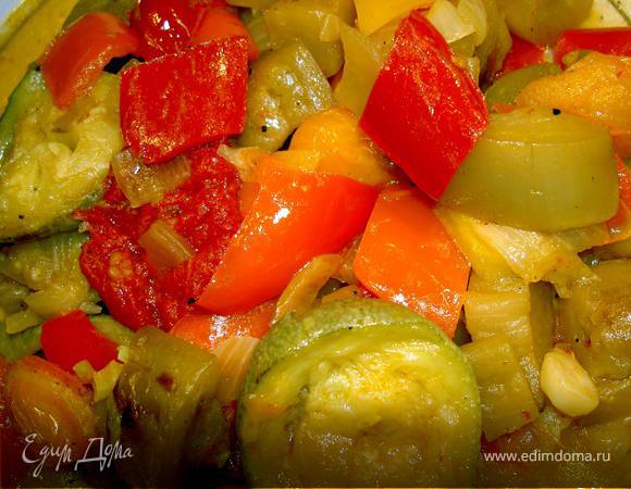  Добавим баклажаны, кабачки, помидоры, чеснок и лавровый лист. Посолим и поперчим. Через 5 минут огонь уменьшим и потушим ещё минут 40-45. Подадим пеперонату горячей со свежей чиабаттой или бокато