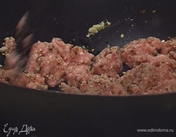 В большой сковороде (вок ― это идеально!) разогреть кунжутное масло, соевый соус, отправить туда измельченный перец чили, имбирь и кунжутное семя, через 30 секунд добавить фарш.