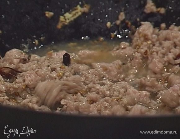 Обжаривать в течение 3−4 минут, а затем долить 2−3 половника бульона. Готовить еще минут 7−9, добавить макароны и кинзу. Если нужно, поперчить.