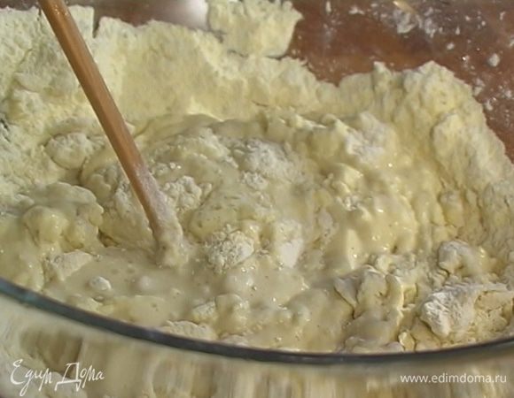 Приготовить тесто: смешать и просеять муку и развести ее газированной водой (тесто должно напоминать жидкую сметану), добавить соль и перец.