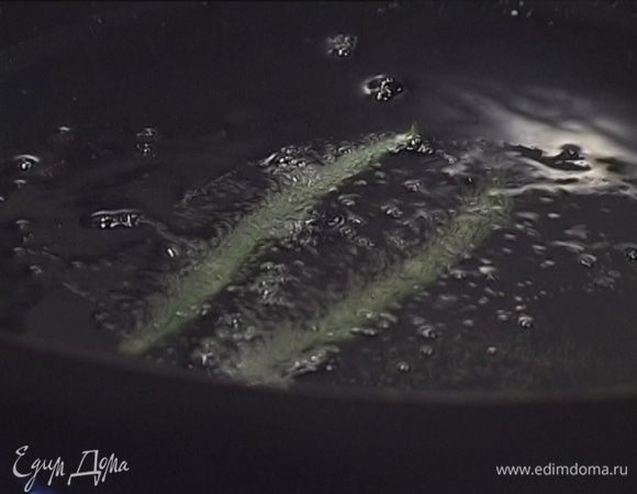 Кукурузное масло разогреть до почти кипящего состояния в очень глубокой сковороде или в кастрюле (сковорода вок идеальна для приготовления темпуры).