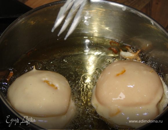 Окунать в кляр и жарить в большом кол-ве растительного масла до золотистого цвета. Вынять на бумажнуя салфетку.Дать немного остыть, посыпать сахарной пудрой. Подавала с ванильным мороженым и абрикосовым джемом