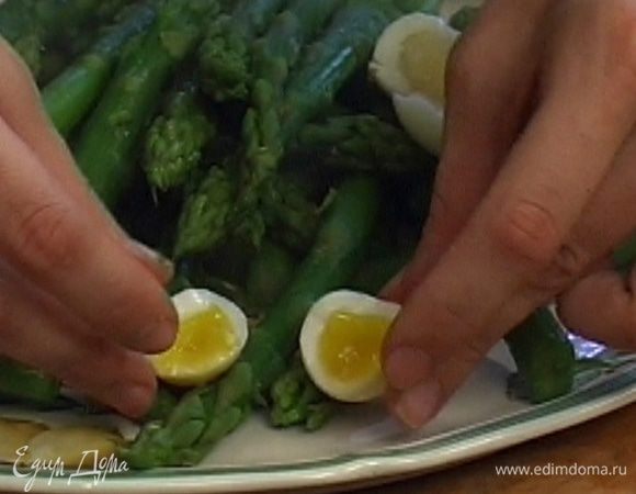 Перепелиные яйца сварить всмятку, почистить и, разломив их пополам, уложить на спаржу.