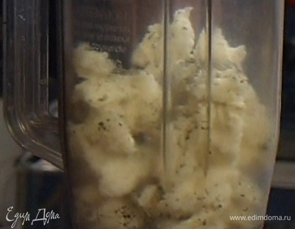 С хлеба срезать корки, мякоть измельчить в блендере.