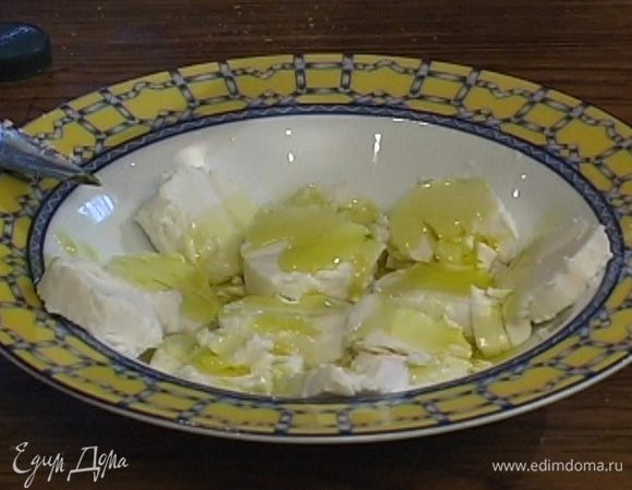 Козий сыр нарезать кружками, полить его 1 ст. ложкой оливкового масла.