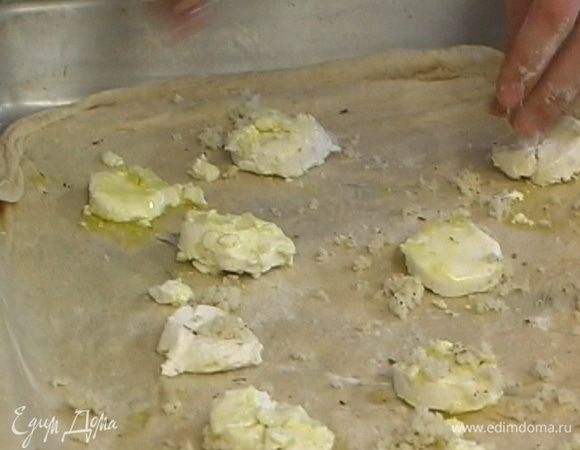 На тесто выложить кружки сыра, посыпать их частью хлебных крошек, перевернуть крошками вниз, а сверху еще немного посыпать сухарями.