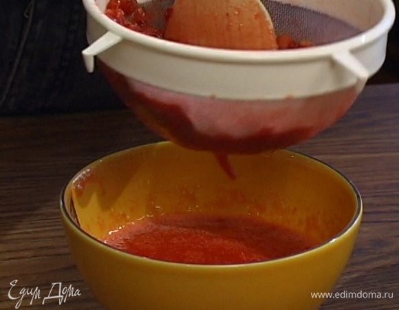 Клубнику протереть деревянной ложкой через волосяное сито.