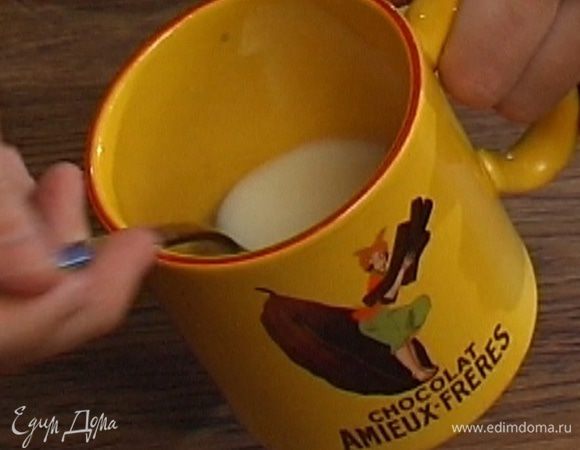 Молоко подогреть, добавить в него замоченный желатин.