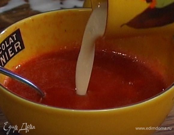 Сливки взбить венчиком или миксером в объемную массу и перемешать с клубничным пюре.