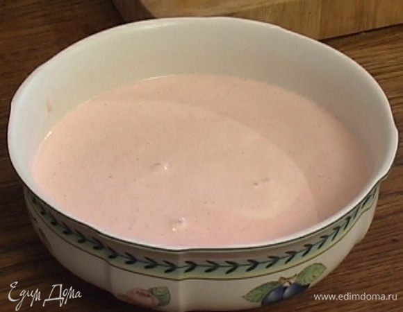 Соединить сливочно-клубничную массу и молоко с желатином, перелить в глубокую посуду, смазанную сливочным маслом, и поставить в холодильник на пару часов.
Охлажденный десерт перевернуть на блюдо и подавать.