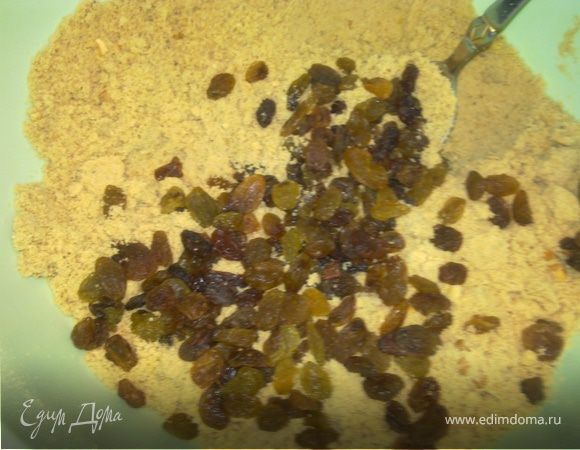 Изюм моем,немного заливаем его теплой водичкой ,пусть постоит минут 20ть,затем сушим,добавляем к раскрошенному печенью.