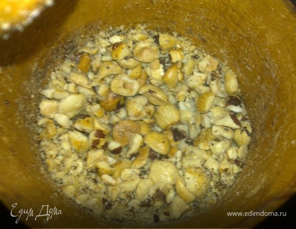 Фундук хорошо измельчить в ступке.Всыпать к печенью.Так же измеличить грецкий орех и тоже всыпать  к печенью.Все хорошо перемешать.