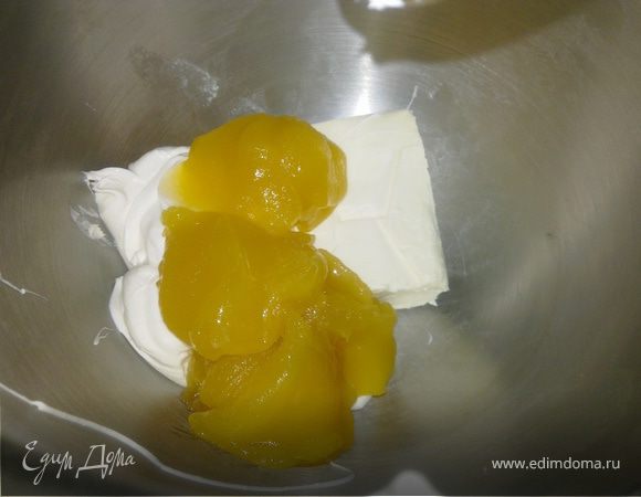 Сливки,масло сливочное,мед кладем в емкость комбайна.