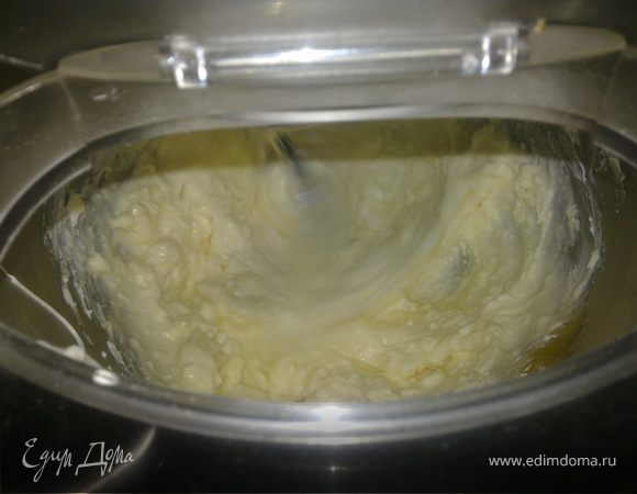 Хорошо взбиваем крем насадкой для взбивания.