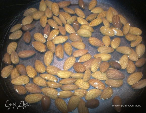 На сухой сковороде на медленном огне немного подсушим миндальный орех.