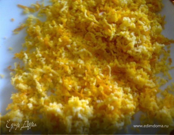 Цедру апельсина натрем на мелкую терку.